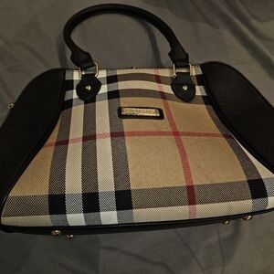 Burberry hand bag 👜 not authentic copy1